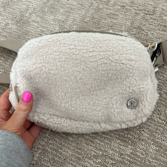 Lululemon Sherpa belt bag - Picture 2 of 5